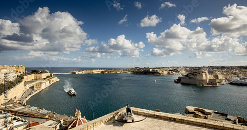 Billede på lærred Exploration of grand harbour from Upper Barrakka Gardens in Valletta, Malta