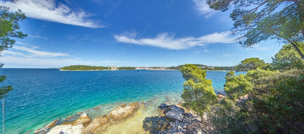 Obraz premium Panoramic Adriatic bay with islands and pine trees