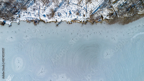 Foto Frozen Čabraji Lake near Križevci, Croatia — a serene winter landscape where ice mirrors the sky