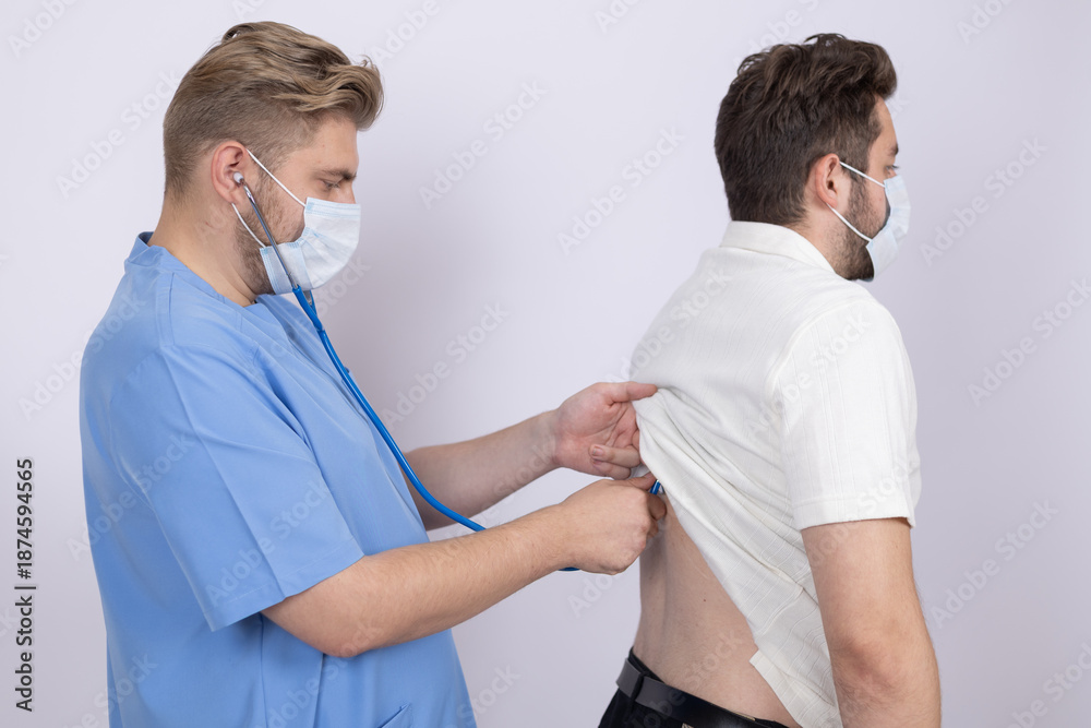 Obraz premium Male doctor examining a patient's back