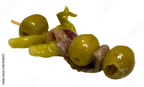 Gilda. Pincho típico del País Vasco, España, con olivas, piparra y anchoa. Imagen recortada. Fondo blanco