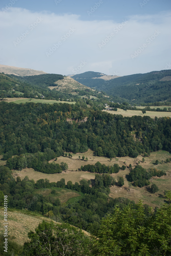 Fototapeta premium Vue sur la campagne autour du village de Salers dans le Cantal