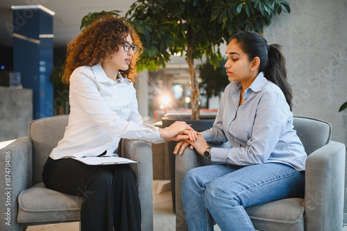Cuadro en lienzo Psychologist counseling indian woman offering mental health support