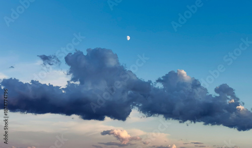 Luna di giorno nel cielo sopra le nuvole