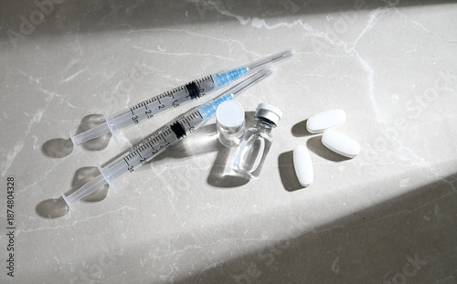 Foto Glass Vials Peptide Compounds and Single Use Syringes Next to Weight Loss Pills