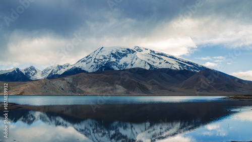Obraz na płótnie Snowy Peak of Muztagh Ata Reflecting in Karakul Lake, Pamir Plateau, Xinjiang, C