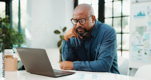 Fotografía Thinking, financial advisor and black man in office, laptop and research for trading portfolio