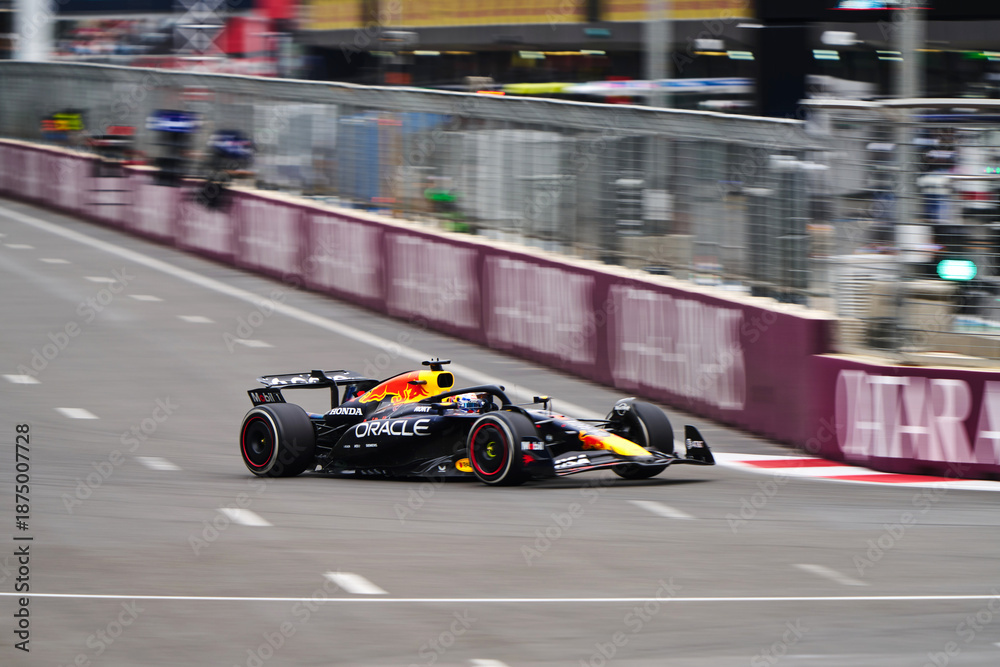 Fototapeta premium BAKU, AZERBAIJAN - SEPTEMBER 21, 2025: Sergio Perez in the Oracle Red Bull Racing RB21 leads a pack of Formula 1 cars down a straight at the Baku City Circuit during the Azerbaijan Grand Prix