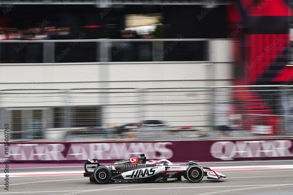 Fototapeta premium BAKU, AZERBAIJAN - SEPTEMBER 21, 2025: Nico Hulkenberg piloting the MoneyGram Haas F1 Team VF-24 car during the Formula 1 Azerbaijan Grand Prix