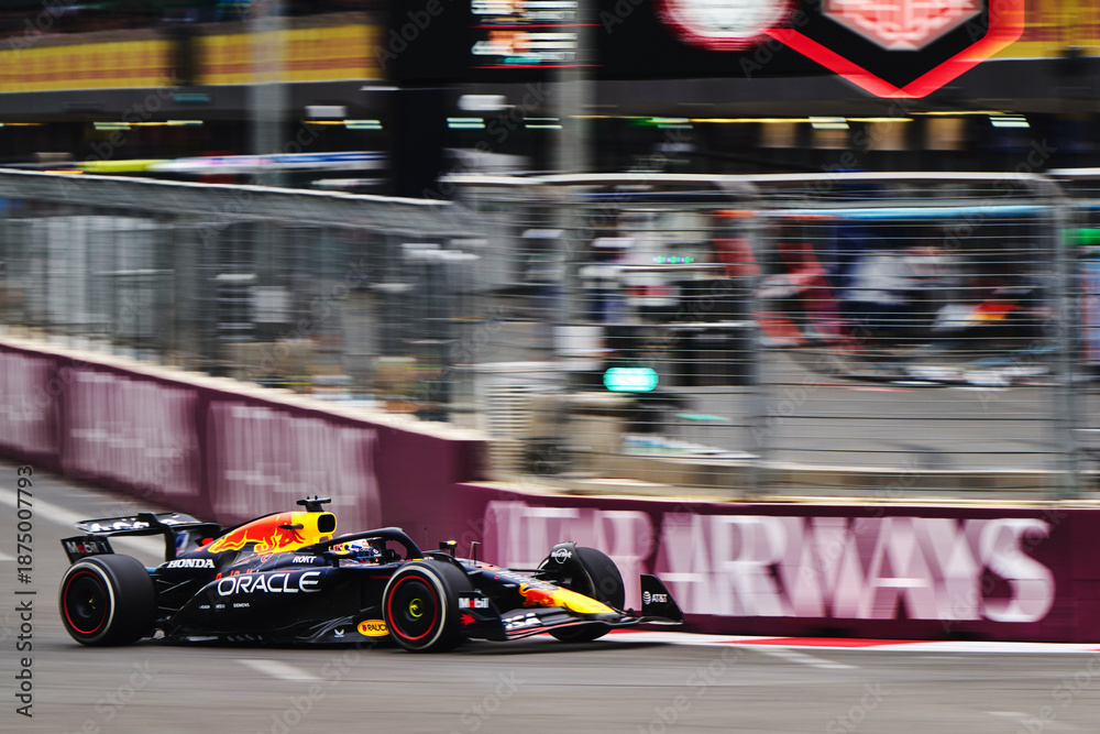Obraz premium BAKU, AZERBAIJAN - SEPTEMBER 21, 2025: Mexican driver Sergio Perez maneuvers the Oracle Red Bull Racing RB20 through the streets of the Baku City Circuit during the Formula 1 Azerbaijan Grand Prix