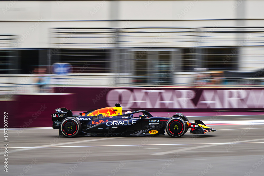 Fototapeta premium BAKU, AZERBAIJAN - SEPTEMBER 21, 2025: An Oracle Red Bull Racing RB21 Formula 1 car speeds along the Baku City Circuit during the 2025 Azerbaijan Grand Prix