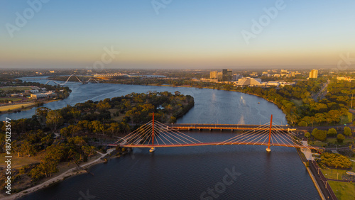 Foto Aerial view of Perth city skyline with Boorloo bridge lit up connecting Heirisso