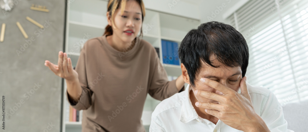 Obraz premium Divorce. Asian couples are desperate and disappointed after marriage. Husband and wife are sad, upset and frustrated after quarrels. distrust, love problems, betrayals. family problem, teenage love