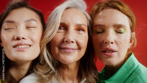 Schilderij op canvas Close-up of the faces of three women of different ages and colors