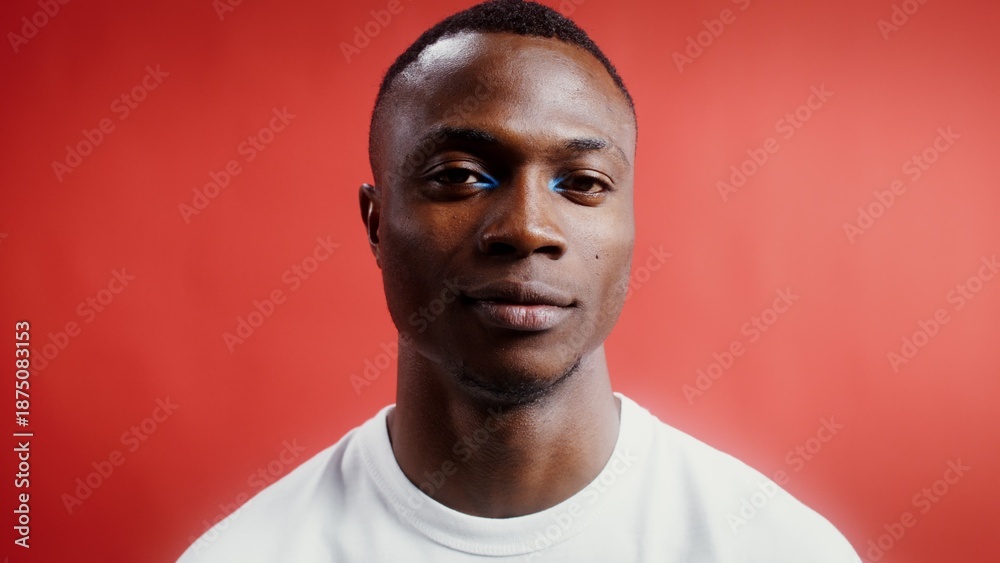 Obraz premium Man smiling broadly looking at the camera