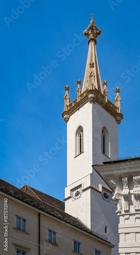 Schlichte Eleganz: Blick vom Lobkowitzplatz auf den weiß verputzten Turm der Wiener 