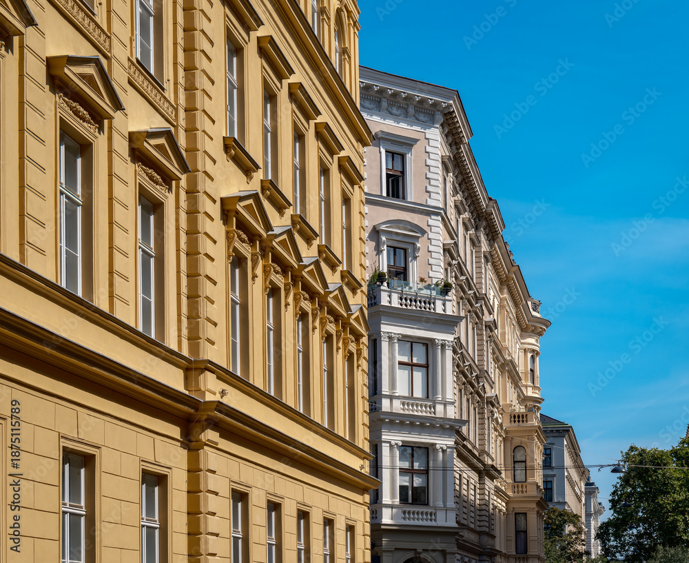 Fototapeta premium Blick von der Wiener Fichtegasse auf die prächtige Stadtarchitektur an der Ecke zur Hegelgasse