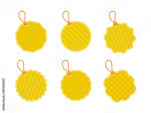 ゴールデンイエロー（山吹色/濃い黄色）を基調とした、紐付きの下げ札（タグ）フレームセット｜ドット・ストライプ・市松模様・ギンガムチェックの透かし入り｜八角形や花型など6種の紐付き下げ札フレームセット