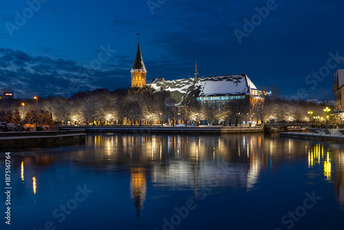 Fotografie Winter reflection of Kaliningrad Cathedral in the river