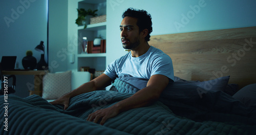 Foto Insomnia, scared and man in bedroom at night for burnout, exhausted and fatigue for mental health