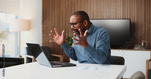 Cuadro en lienzo Angry, black man and accountant with laptop for project deadline or bad investment in office