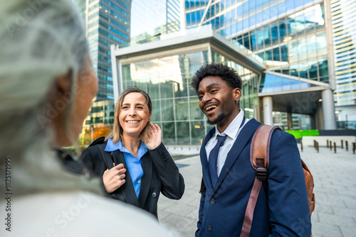 Cuadro en lienzo Diverse business professionals having cheerful conversation outdoors in city