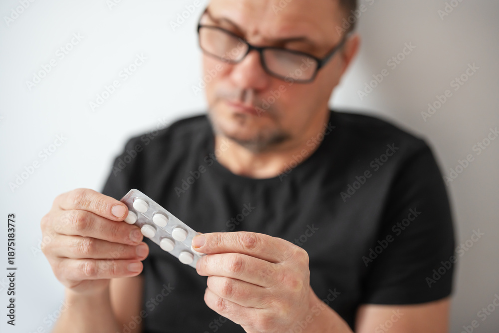 Φωτογραφία Senior man in glasses hold blister pack of pills ready to take medicine