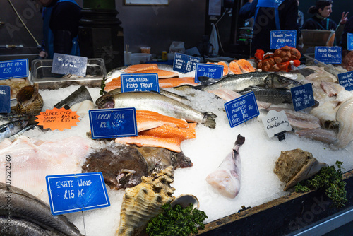 Foto Fresh Seafood Display on Ice at Borough Market, London, UK