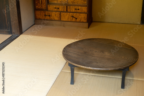 畳の和室にある昭和レトロなちゃぶ台と和箪笥　古民家のインテリア