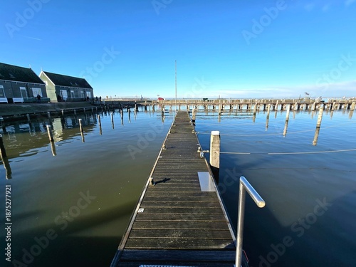 Tableau sur toile Noat on the lake. Volendam fishing village of the Netherlands.