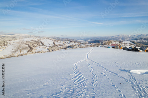 Góry, Beskid Śląski w Polsce zimą. Panorama w Koniakowie na Śląsku.