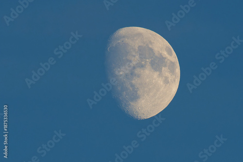 Zunehmender Mond bei Tageslicht