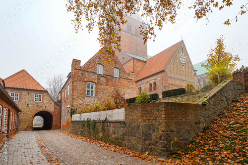 Ratzeburg in Schleswig-Holstein Domhof Altstadt Dom See Nebel Herbst Hafen Gebäude Backstein