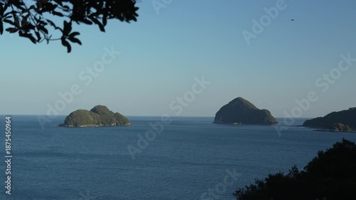 熊野灘の美しい島　三重県　尾鷲湾