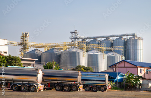 Schilderij op canvas Steel grain storage silos with a conical bottom can be used for various purposes