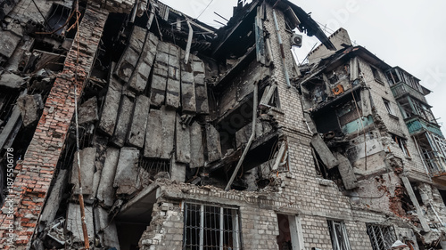 Foto ruined street and destroyed houses the city Kiev war in Ukraine