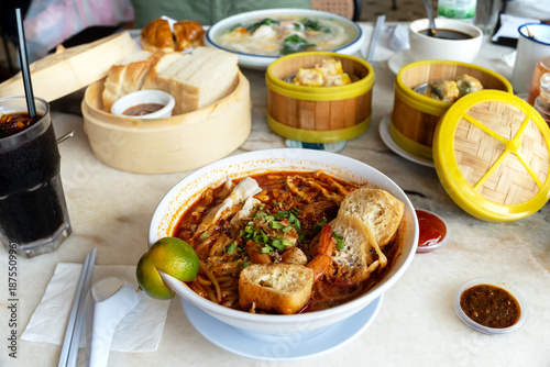 Foto Sarawak laksa, toasted bread, shumai typical Malaysian breakfast