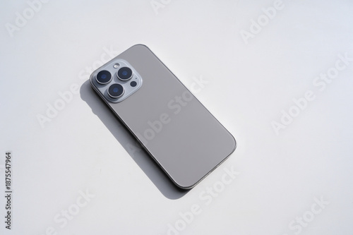 Bild auf Leinwand 自然光に照らされるスマホ