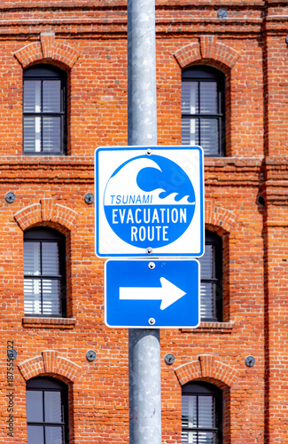 Foto signage tsunami evacuation route with direction arrow