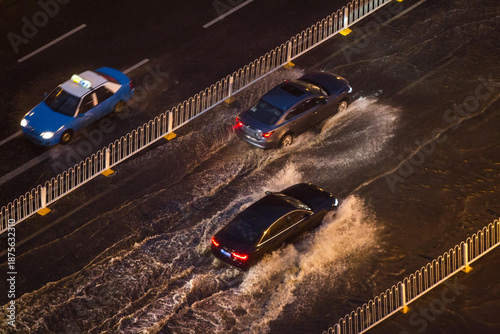 Valokuva Wuhan Avenue Flooded at Night - Vehicles in Heavy Rainstorm