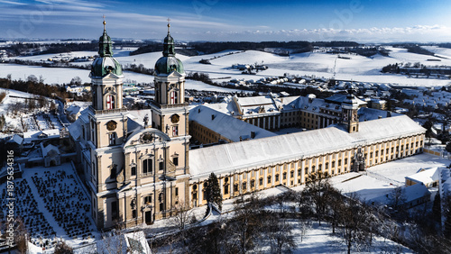 Winterliche Ansichten von St. Florian mit dem Augustiner-Chorherrenstift St. Florian