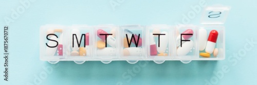 Quadro em tela Weekly vitamin pill organizer with compartments labeled S, M, T, W, T, F, filled with various pills