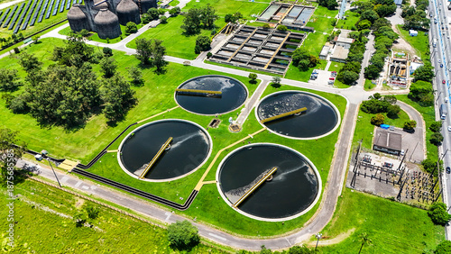 Área industrial dedicada ao saneamento com tanques de tratamento de água e esgoto, destacando processos ambientais, sustentabilidade e gestão integrada de efluentes urbanos.