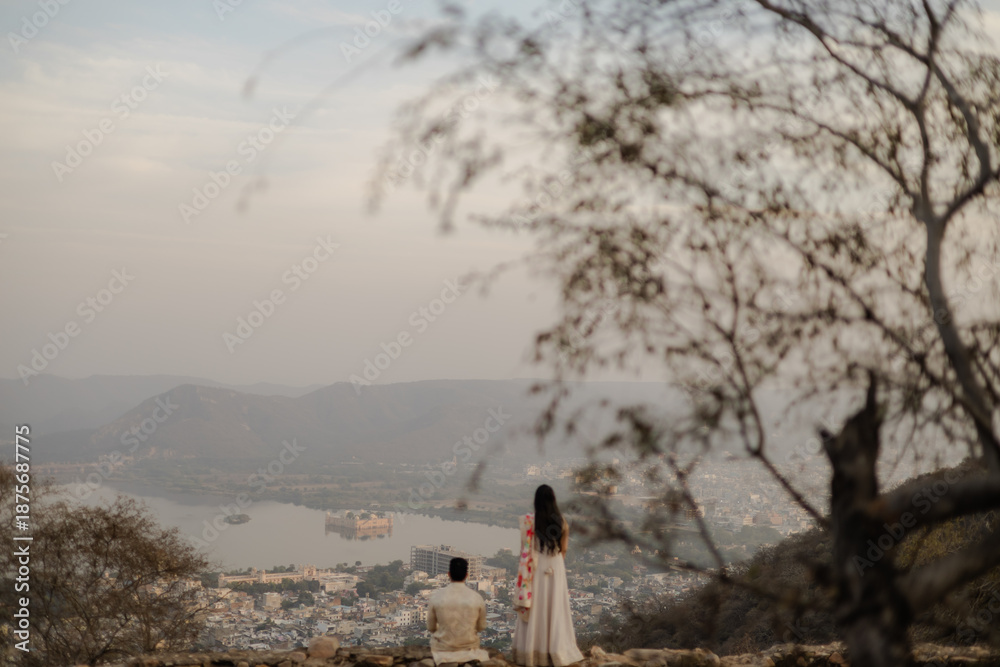 Obraz premium Couple Embrace Scenic Vista: Captivating Connection Amidst Hazy Landscape, Love and Togetherness in a Mountainous Backdrop (180/180)