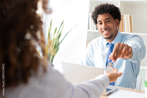 Foto real estate agent handing over the keys when purchasing a house