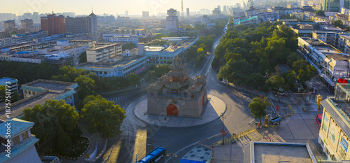 Quadro su tela Yinchuan Drum Tower Sunrise - Ningxia Historic Architecture Aerial View