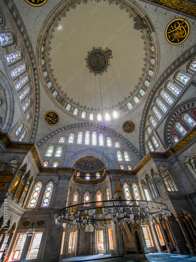 Obraz premium Wide angle vertical view Nuruosmaniye Mosque dome.
