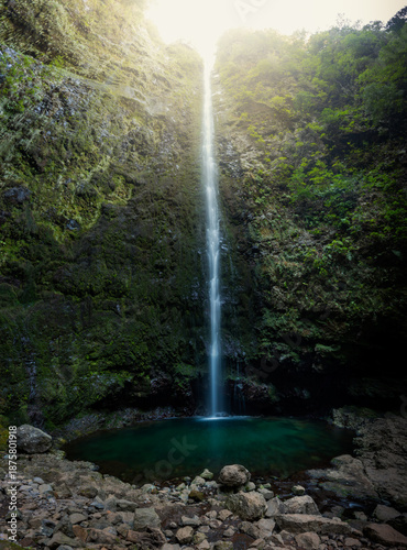 Foto Tall and narrow Caldeirão Verde waterfall plunges about 100 meters into a deep e