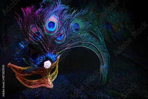 Fotografie Golden venetian mask featuring vibrant peacock feathers