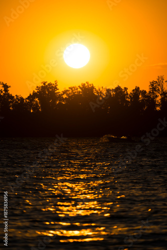 atardecer en el río 2